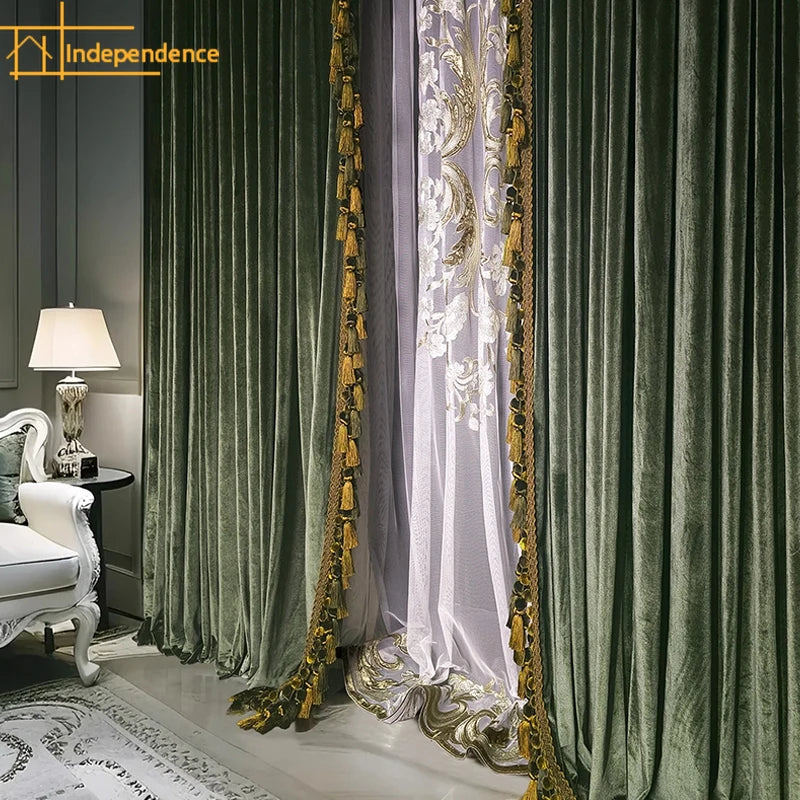 rideau velours vert foncé plissé classique opulent fenêtre française pompons dorés
