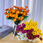 bouquets fleurs artificielles multiples pétales centre jaune vases noirs intérieur décoration mariage fêtes orangées