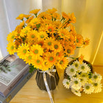 bouquets fleurs artificielles multiples pétales centre jaune vases noirs intérieur décoration mariage fêtes orangées