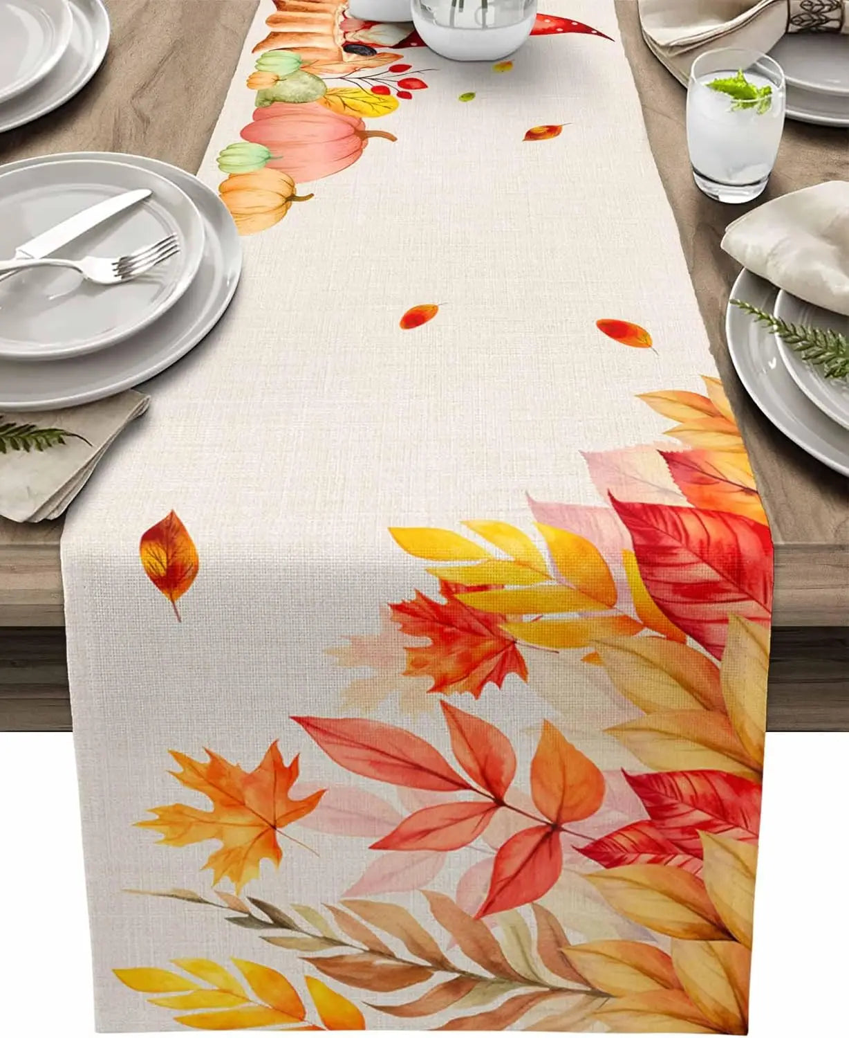 Chemin de table élégant avec un motif de feuilles d'automne colorées dans des tons de jaune, orange et rouge.