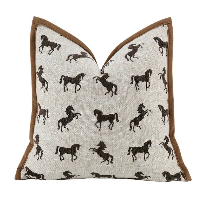 housse coussin carré motif chevaux rustique beige clair décor intérieur lit chaise voiture adhésif
