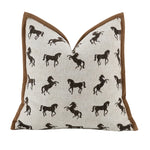 housse coussin carré motif chevaux rustique beige clair décor intérieur lit chaise voiture adhésif