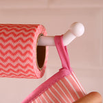 porte serviettes suspendus moderne bleu clair beige rose motifs zigzag adhésif réutilisable plastique
