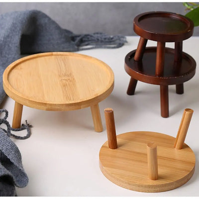 Support plante intérieur en bois massif couleur orange sur table en bois
