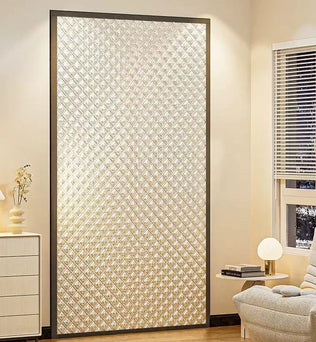 Paroi décorative brillante pour intérieur moderne, idéale pour séparer les espaces tout en ajoutant une touche esthétique raffinée. Convient parfaitement à un salon élégant et contemporain, apportant luminosité et style à votre décoration intérieure. Facile à intégrer dans divers styles de décoration, offrant une ambiance chaleureuse et accueillante.