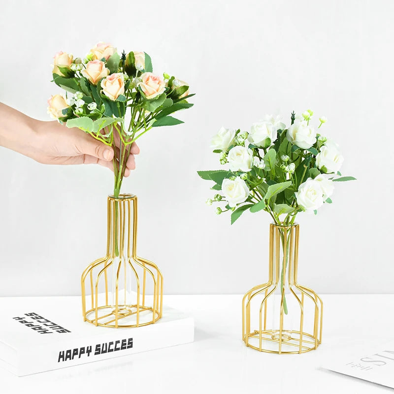 vase moderne minimaliste métal transparent verre décoration florale contemporain structure ajourée dorée élégante intérieur
