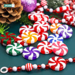 Ornements de Noël canne de bonbon rouges et blanches sur sapin