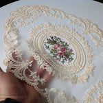 serviette table beige broderie florale dentelle classique vintage tissu rond decoration