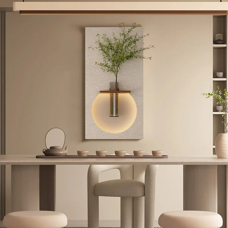 lampe murale moderne blanc doré vert clair texture granulée fixée plante verte vase transparent