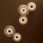Applique murale LED en marbre naturel avec métal doré vue de face
