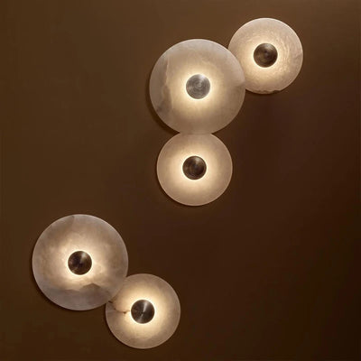 Applique murale LED en marbre naturel avec métal doré vue de face