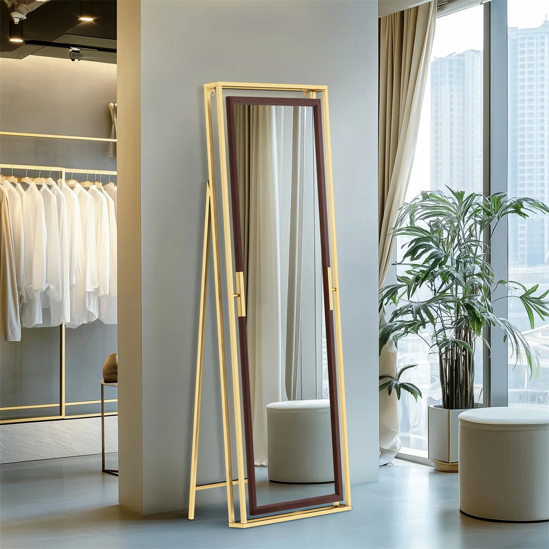 Ce miroir long de style contemporain, avec son cadre doré et son design épuré, ajoute une touche de sophistication à cet espace moderne et élégant, complété par les rideaux beiges et la plante verte.