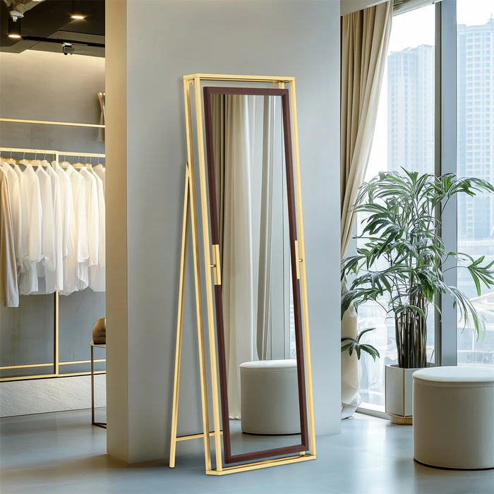 Ce miroir long de style contemporain, avec son cadre doré et son design épuré, ajoute une touche de sophistication à cet espace moderne et élégant, complété par les rideaux beiges et la plante verte.