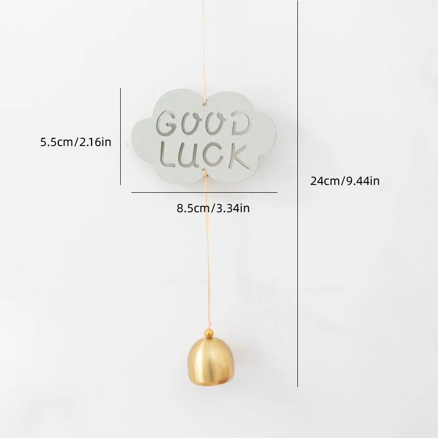 mobiles décoratifs bois fleurs oiseaux nuages cloches cordelettes moderne vert beige doré GOOD LUCK