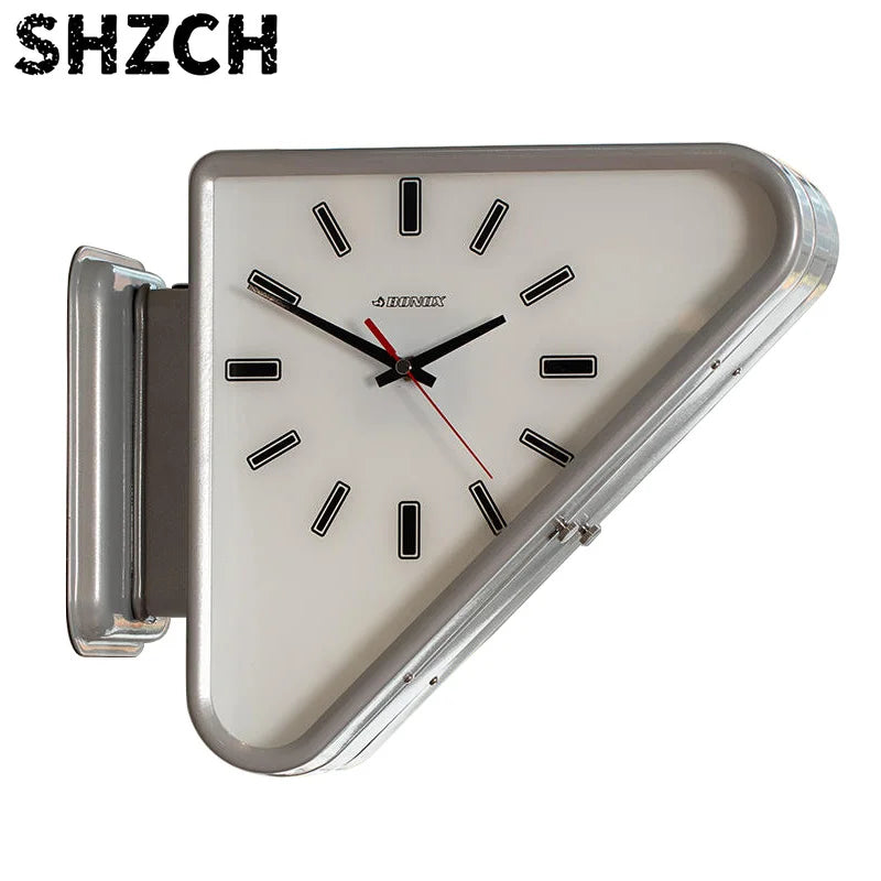horloge murale triangulaire vintage rouge noir aiguille métal brillant fixée mur industriel