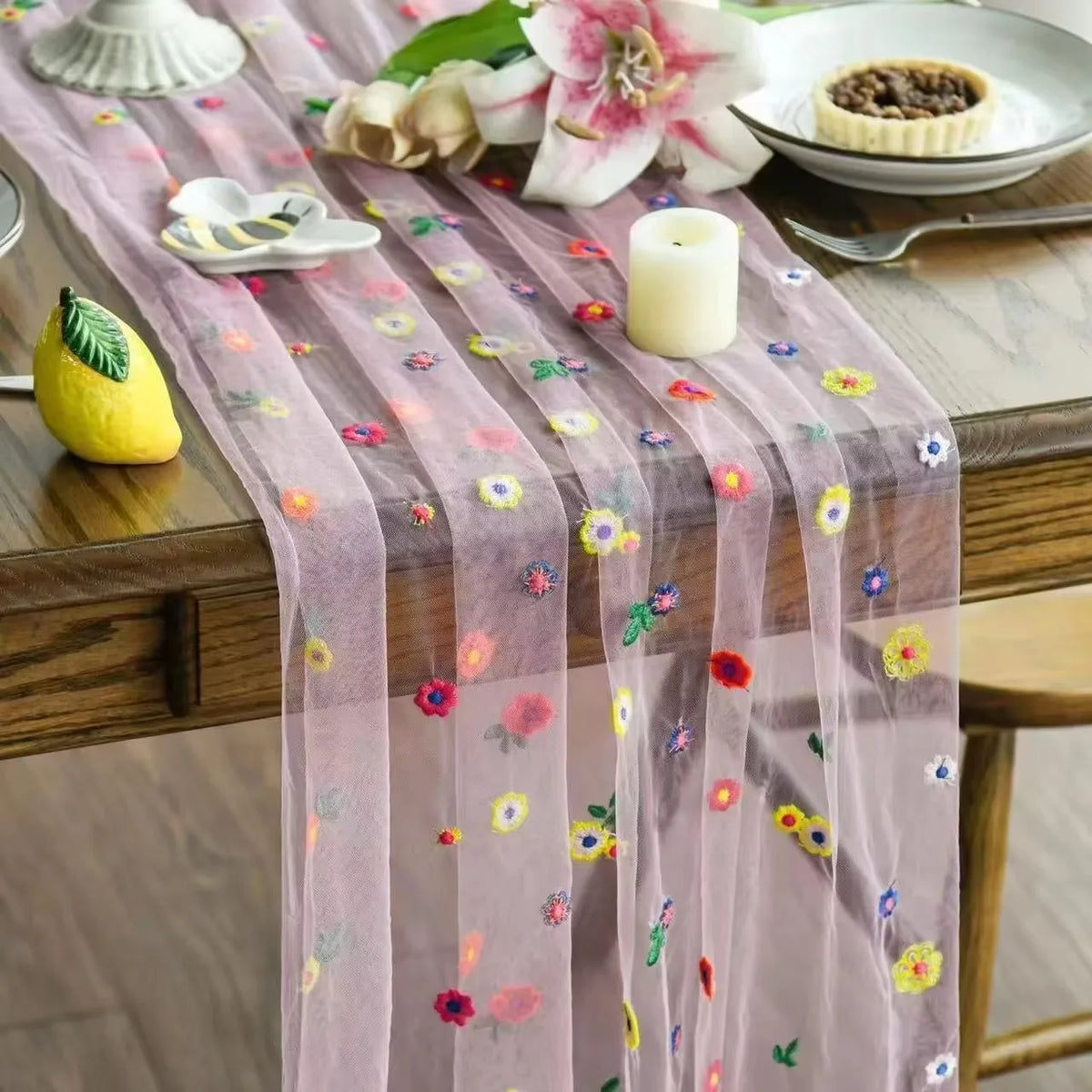 chimene table transparente brodée fleurs colorées rose blanc déco mariage festive