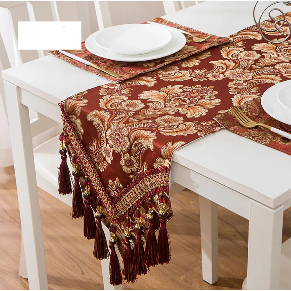 table luxe brodée motifs floraux rouge bordeaux or beige festive rich textureFRINGES