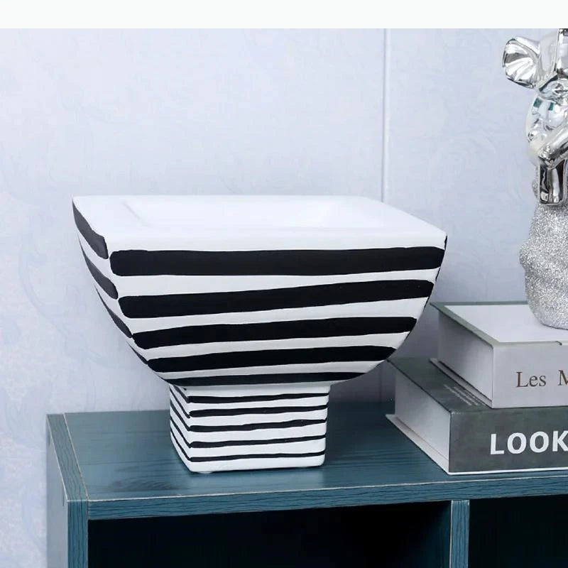 bol moderne noir blanc rayures horizontales plante grasse livre bijoux intérieur élégant decoration