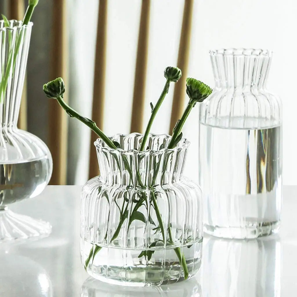 vases transparents modernes rayures verticales poignée métallique décoration intérieure table centrale pièces