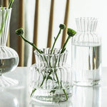 vases transparents modernes rayures verticales poignée métallique décoration intérieure table centrale pièces