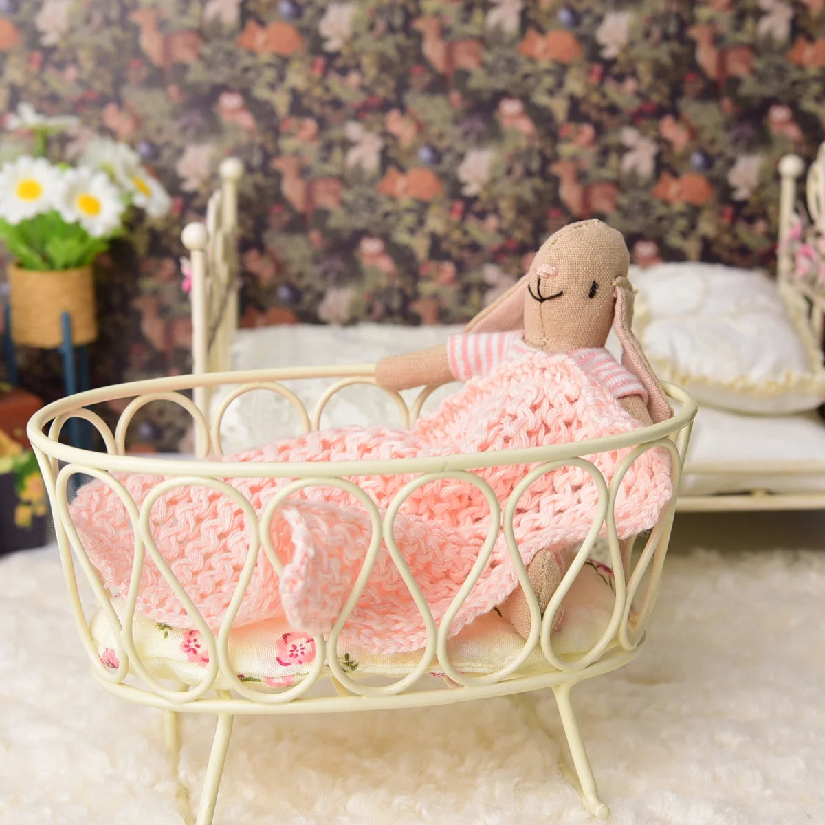 berceau miniature vintage couverture tricotée fleurs roses tapis blanc meuble décoration chambre poupée enfant