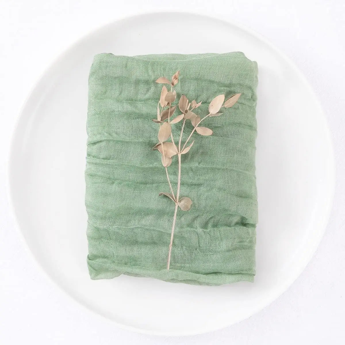 serviettes crêpe vert pastel serviettes table mariage classiques anneaux métalliques fleurs artificiellesétalesétales