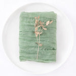 serviettes crêpe vert pastel serviettes table mariage classiques anneaux métalliques fleurs artificiellesétalesétales