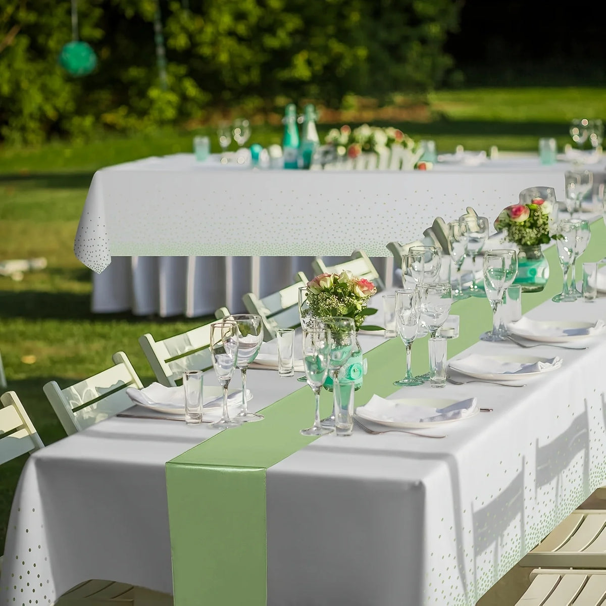nappe blanche étoiles dorées chemin table vert satiné festif anniversaire mariage enfantsDecorationTableFestiveModernestyleSageGreen