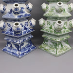 Deux belles boîtes décoratives en porcelaine, l'une dans des tons bleus et blancs avec des motifs de voiliers, l'autre dans des couleurs vertes et blanches avec des motifs floraux.