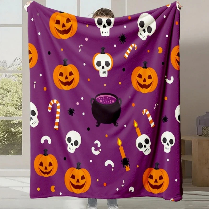 Couverture violette avec citrouilles d'Halloween, crânes et bonbons.