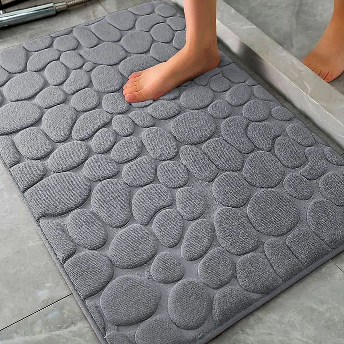 tapis bain gris texture cailloux moderne mousse mémoire forme épaisse antidérapant salle bain intérieur