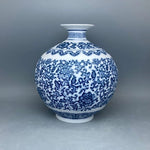 Magnifique vase en porcelaine bleue et blanche orné d'un motif floral complexe et élégant.