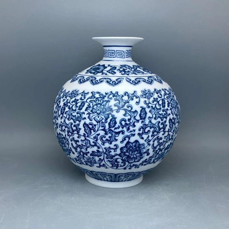 Magnifique vase en porcelaine bleue et blanche orné d'un motif floral complexe et élégant.