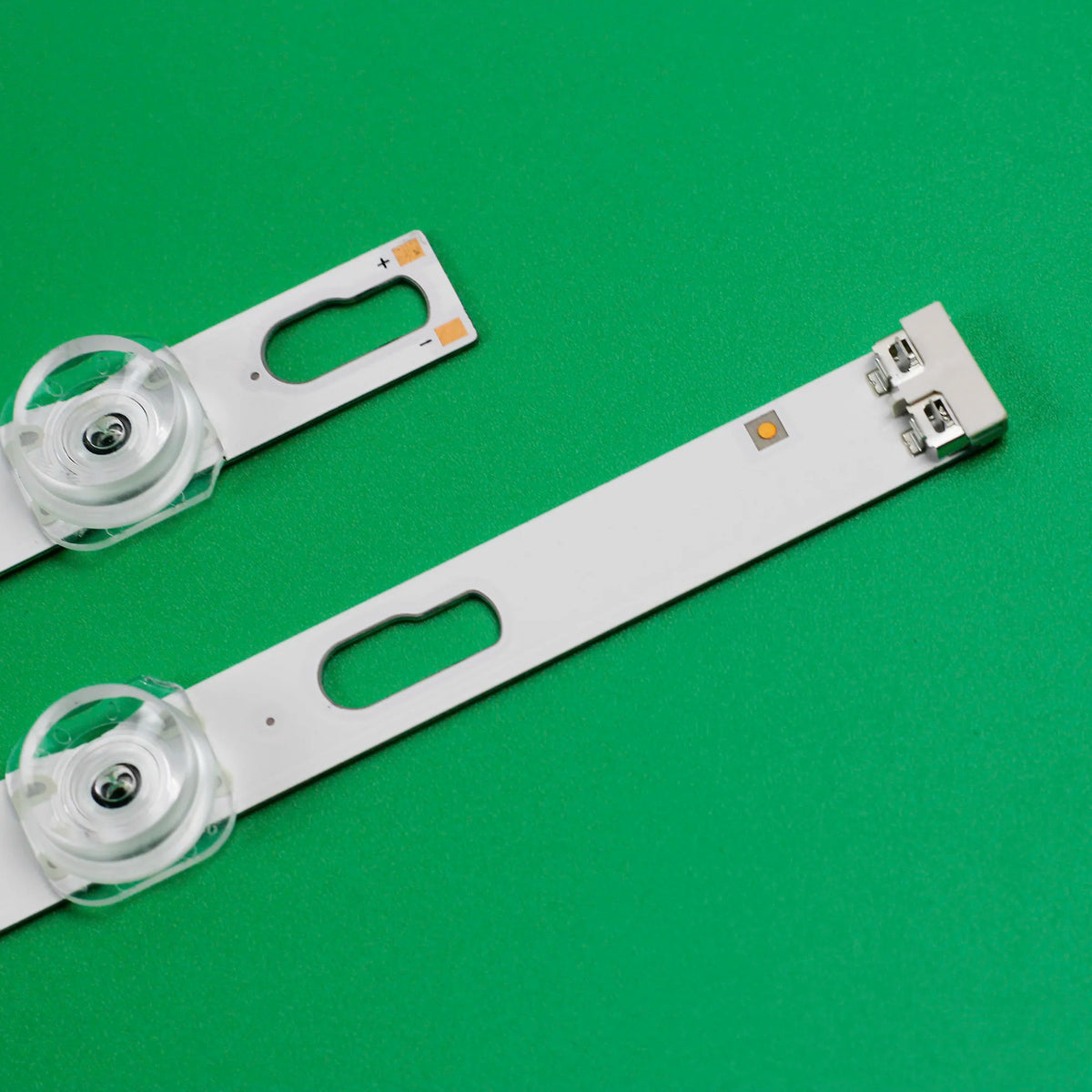 ruban led blanc adhésif moderne connecteurs électriques boutons commande