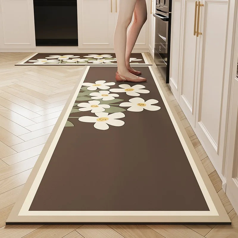 Tapis long avec motif de fleurs blanches sur fond marron, placé dans une cuisine moderne avec mobilier blanc.