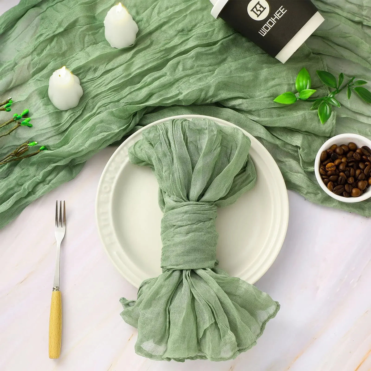 serviettes tissu polyester pliées gris rose vert texture ondulée clips métalliques classiques maison restaurant