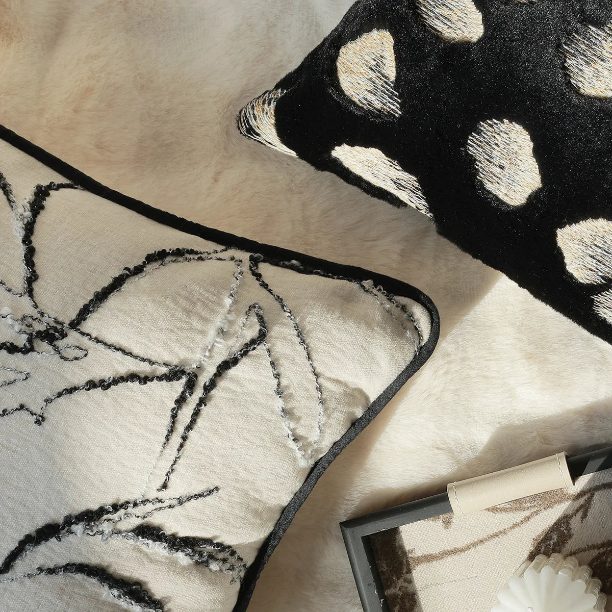 coussin deco fausse fourrure motif geometrique noir blanc nordique contemporain canape voiture