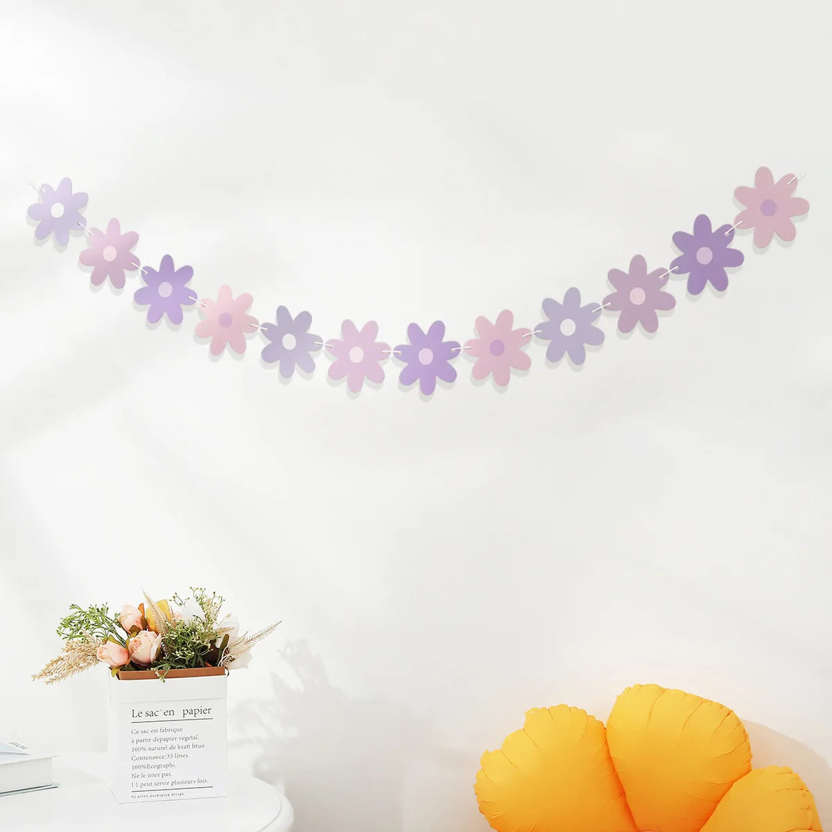 guirlande décoration intérieure fleurs papier blanc rose orange vert violet festive maison enfantine tringle