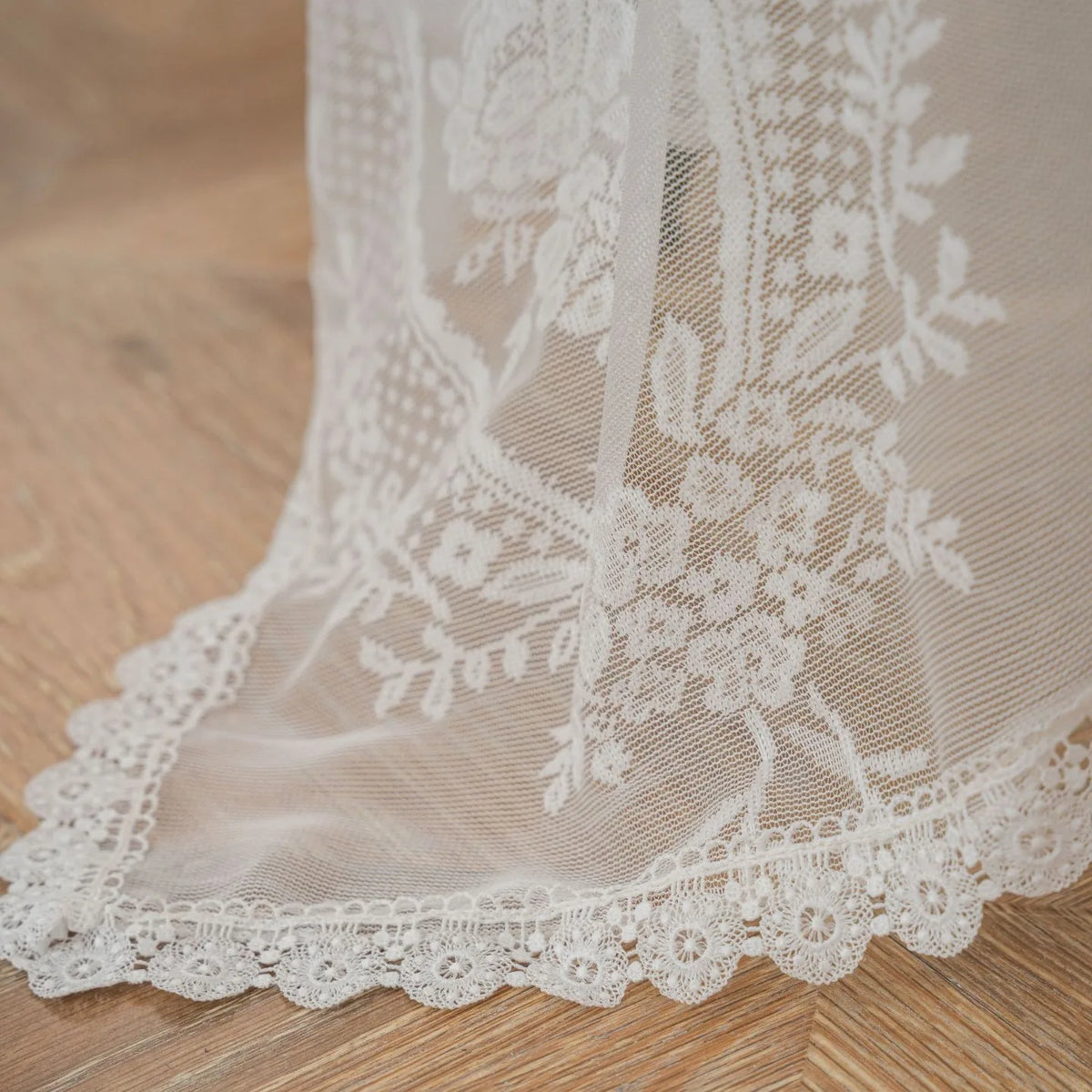 nappe table blanche broderie florale translucide vintage mariage fête restaurantextérieur