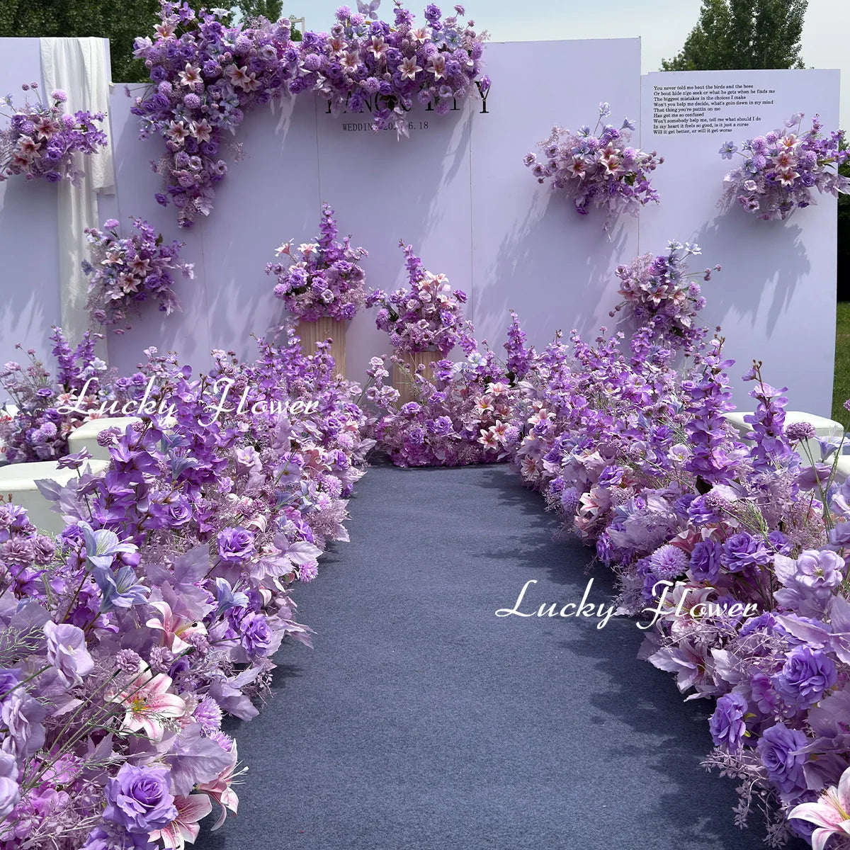 décoration mariage violettes roses blanches moderne élégante fleurs artificielles bouquet papillons feuilles vertesintérieur