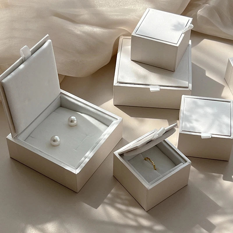 boîtes bijoux velours blanc classiques clips fermeture rangement colliers boucles d'oreilles bagues