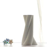 vase moderne blanc rayures fines porcelaine table arrangement floral accessoire maison minimaliste