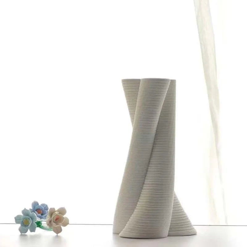 vase moderne blanc rayures fines porcelaine table arrangement floral accessoire maison minimaliste