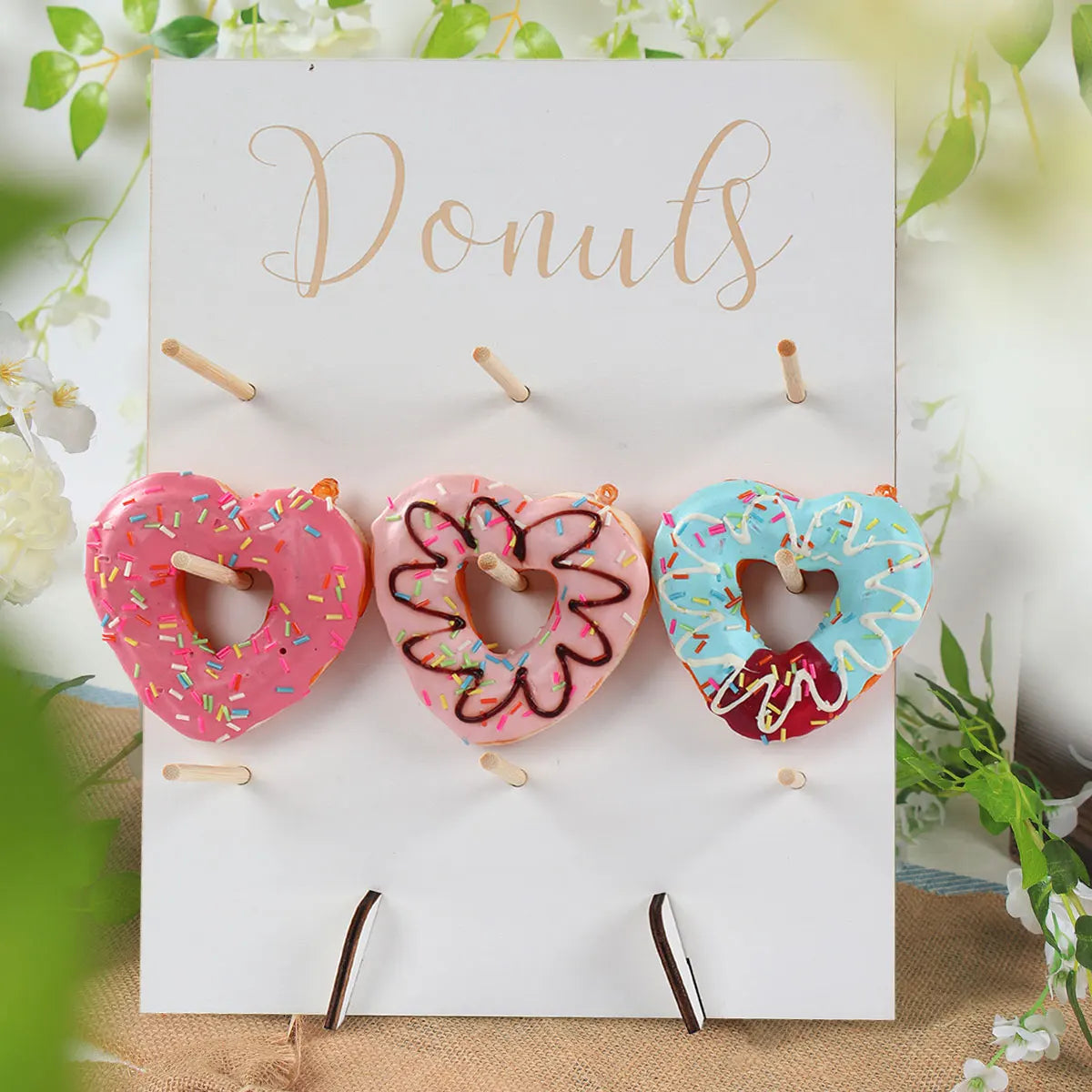 supports donuts bois clair fête donuts multicolores sprinkles glaçage textures variées donut bar piñata