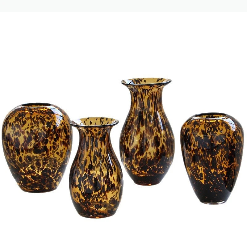 vase moderne imprimé léopard marron noir décoration intérieure arrangement floral pot fleurs terrarium table