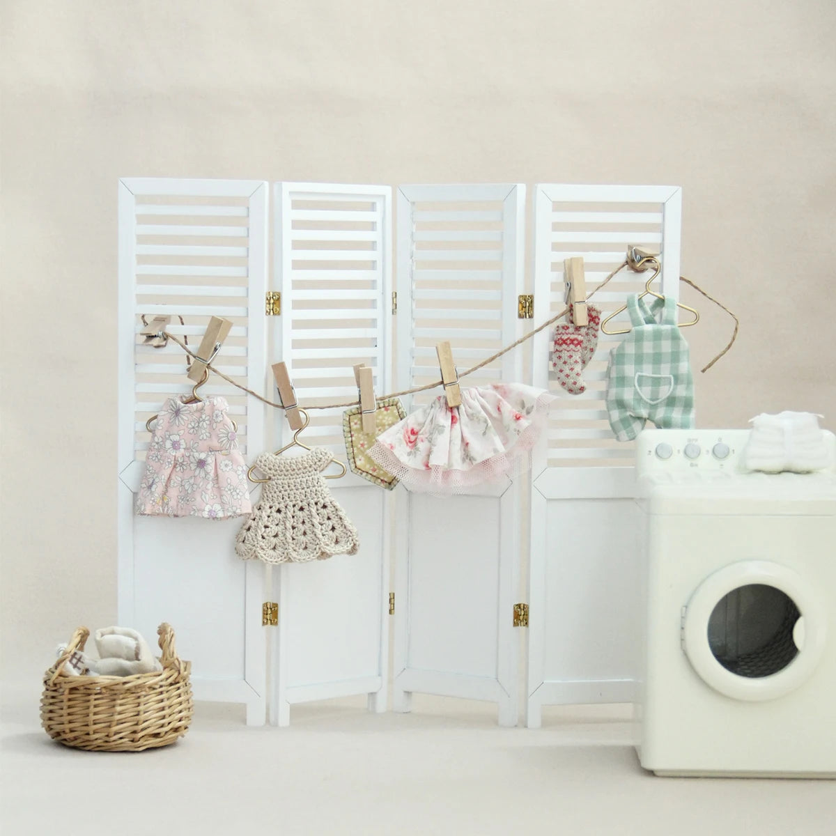 décoration intérieure paravent blanc lignes verticales motifs floraux jouets divers horloge chaise miniature