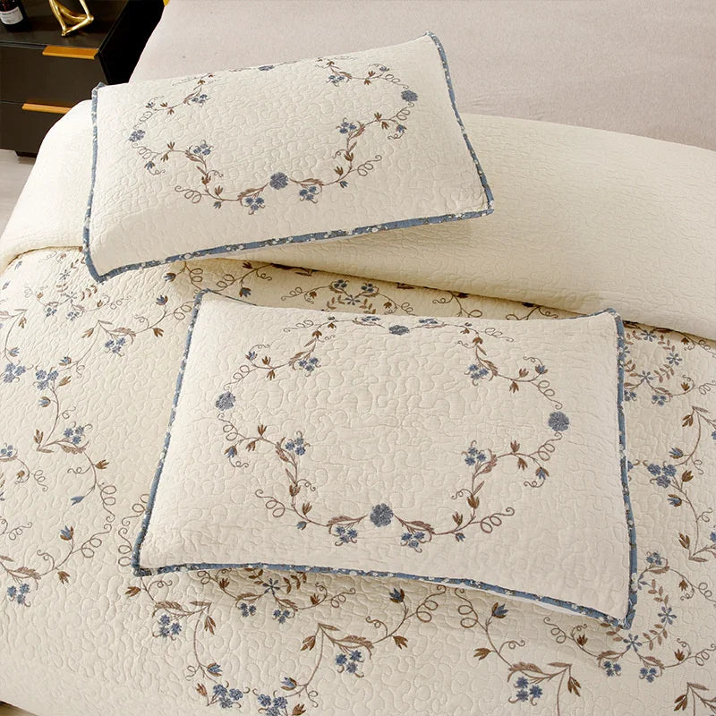 littoile ensemble literie couverture taies oreillers motifs floraux crème bleu marron quilting texturé champêtre
