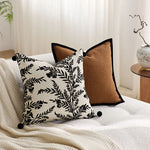 housse coussin carrée motif floral beige marron noir pompons moderne décoration maison