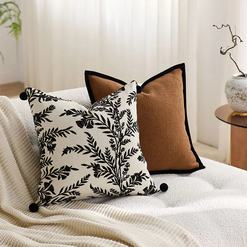 housse coussin carrée motif floral beige marron noir pompons moderne décoration maison