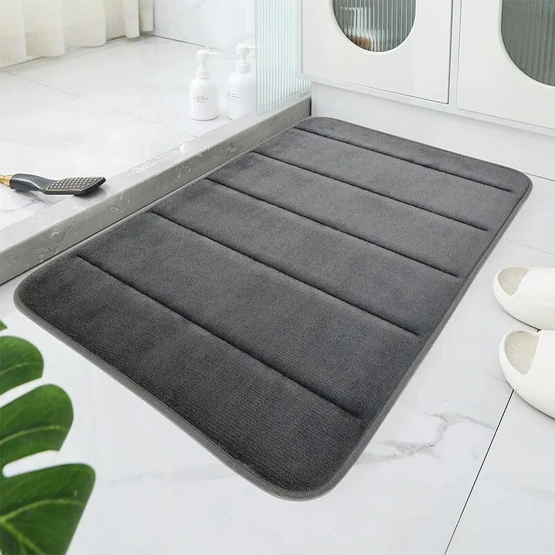 tapis bain doux élastique motif fleurs noires fond blanc moderne gris marron confortable absorbant